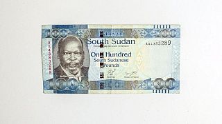 انخفاض قيمة الجنيه السوداني 19٪ مع منح البنوك حرية تحديد أسعار الصرف