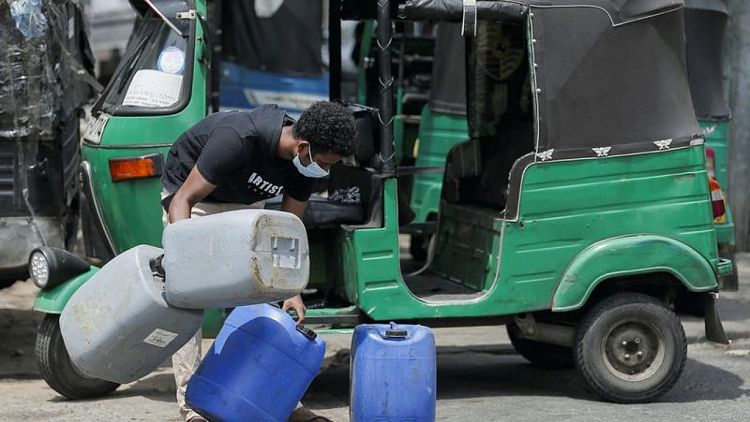 Sri Lanka sufre para pagar las importaciones de combustible ante la subida del crudo