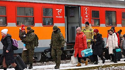 المزيد من الأوكرانيين يفرون عبر الحدود وسط برد قارس وتكثيف جهود المساعدات