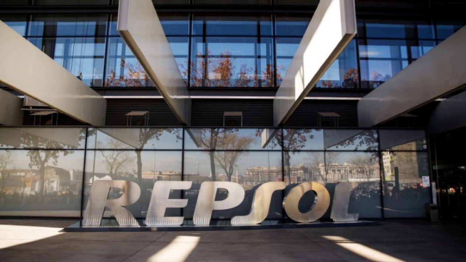Repsol duplica el beneficio gracias a los altos precios del petróleo y el gas