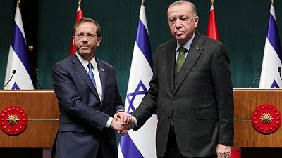 الرئيس الإسرائيلي يزور تركيا لتحسين العلاقات مع تزايد الاهتمام بالغاز