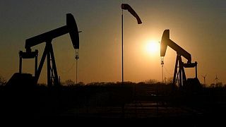 Petróleo sube, pero se encamina a pérdida semanal por conversaciones para destrabar oferta