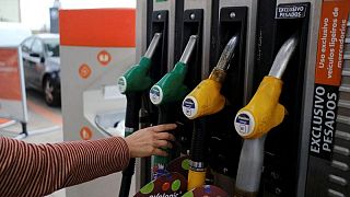 Con los precios de los carburantes en máximos históricos, los Gobiernos buscan soluciones