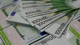 Euro reduce sus avances, mercado se centra en las conversaciones sobre Ucrania