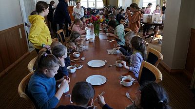 "Tsunami de buena voluntad": Huérfanos ucranianos son recibidos en centros de acogida de Lituania