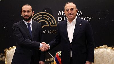 وزير خارجية تركيا يقول إنه عقد محادثات بناءة مع نظيره الأرمني