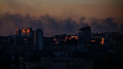Batalla continúa fuera de Kiev, Ucrania dice evacuaciones son amenazadas de nuevo