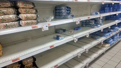 Lunghe code alle stazioni di servizio e scaffali vuoti Lunghe code alle stazioni di servizio e scaffali vuoti