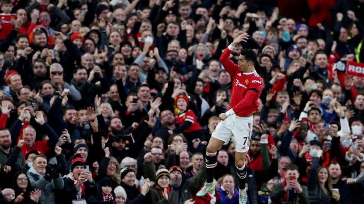 Soccer-Clinical Ronaldo hits hat-trick as United edge Spurs 3-2
