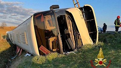 Autobús con decenas de ucranianos vuelca en Italia, muere una mujer