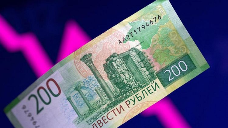 وزارة: روسيا قد تضطر لسداد الديون بالروبل بسبب العقوبات