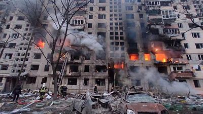 تلفزيون: مقتل شخص على الأقل وإصابة ثلاثة بعد إصابة قذيفة مبنى سكنيا في كييف
