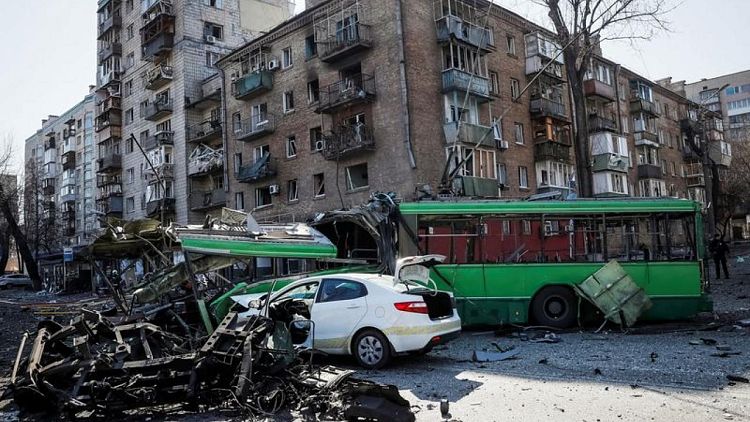 قصف مبنى سكني في كييف والآمال معلقة على محادثات السلام بين روسيا وأوكرانيا