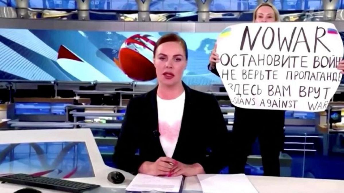 شاهد: موظفة في القناة الأولى الروسية تقتحم الأستوديو خلال بث نشرة أخبار للاحتجاج على الحرب