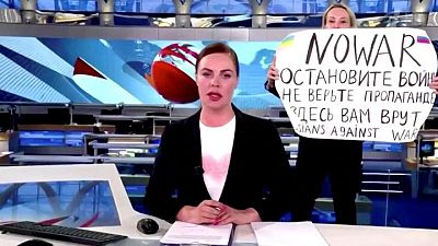 El Kremlin califica de "gamberrada" una protesta contra la guerra en la televisión estatal