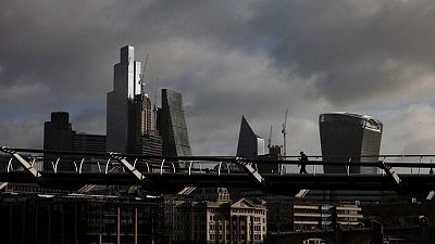 El desempleo en Reino Unido cae por debajo de la tasa anterior a la pandemia