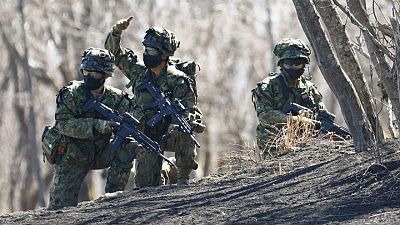 جنود يابانيون ومشاة بحرية أمريكيون يتدربون على هجمات محمولة جوا