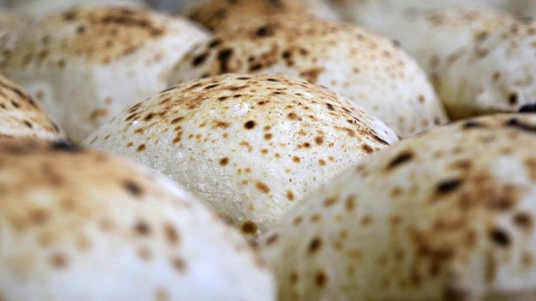 المصريون يحسبون تكلفة زيادة أسعار الخبز بعد اضطراب واردات القمح