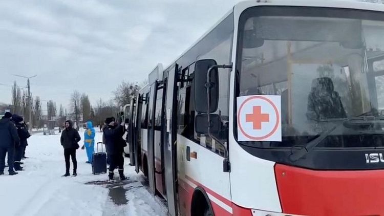 الصليب الأحمر: إجلاء مدنيين من مدينة سومي إلى وسط أوكرانيا