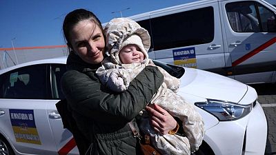 Un largo camino y una nueva vida por delante para los ucranianos que huyen de la guerra en taxi