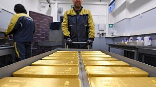 El oro opera estable por la debilidad del dólar y la cautela sobre Ucrania