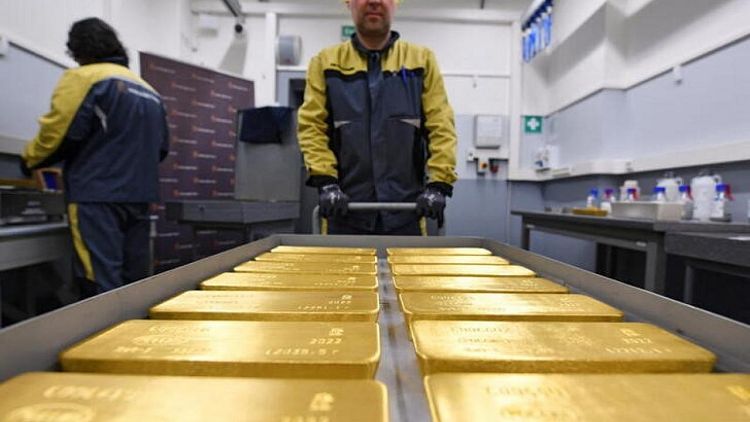El oro opera estable por la debilidad del dólar y la cautela sobre Ucrania