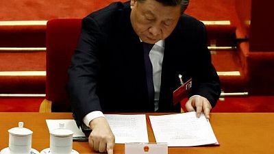 China debe tomar medidas más eficaces contra el COVID, minimizar el impacto económico y social: Xi