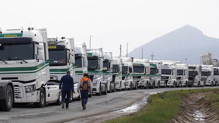 La huelga de transportistas en España afecta al sector alimentario