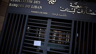 بنوك لبنانية تحتج على قرار قاضية بمنعها من نقل الأموال إلى الخارج