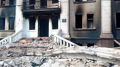 La ciudad ucraniana de Mariúpol busca supervivientes entre los escombros del teatro