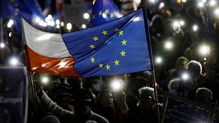 La UE considera aprobar plan de recuperación de Polonia, pero el dinero tardará en llegar