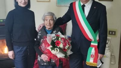 A San Ginesio 'nonna Lina compie 104 anni e abbraccia Ilenia