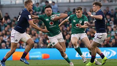 Rugby-Ireland beat Scots to keep Six Nations title race alive