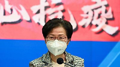 زعيمة هونج كونج تقول إنها تعتزم مراجعة قيود كوفيد-19 يوم الاثنين