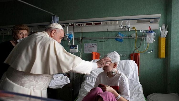 El Papa visita a niños ucranianos refugiados de guerra en un hospital de Roma