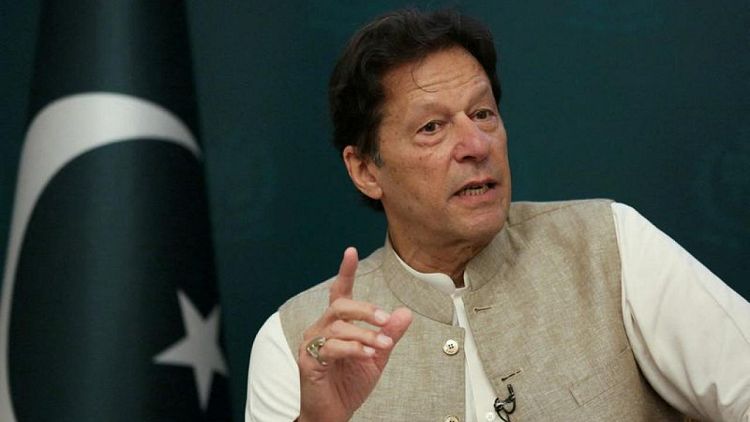 رئيس وزراء باكستان يقول إنه لن يستقيل قبل إجراء لسحب الثقة