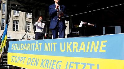 Suiza debe congelar las cuentas de los oligarcas rusos: primer ministro polaco