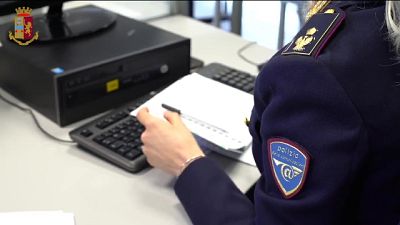 Accusato di violenza sessuale, adescava i minorenni via social Accusato di violenza sessuale, adescava i minorenni via social