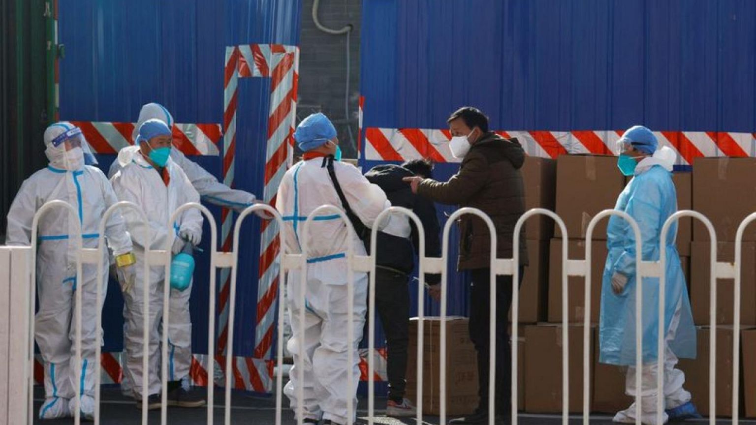 Aumenta la frustación en China al volver los controles de COVID