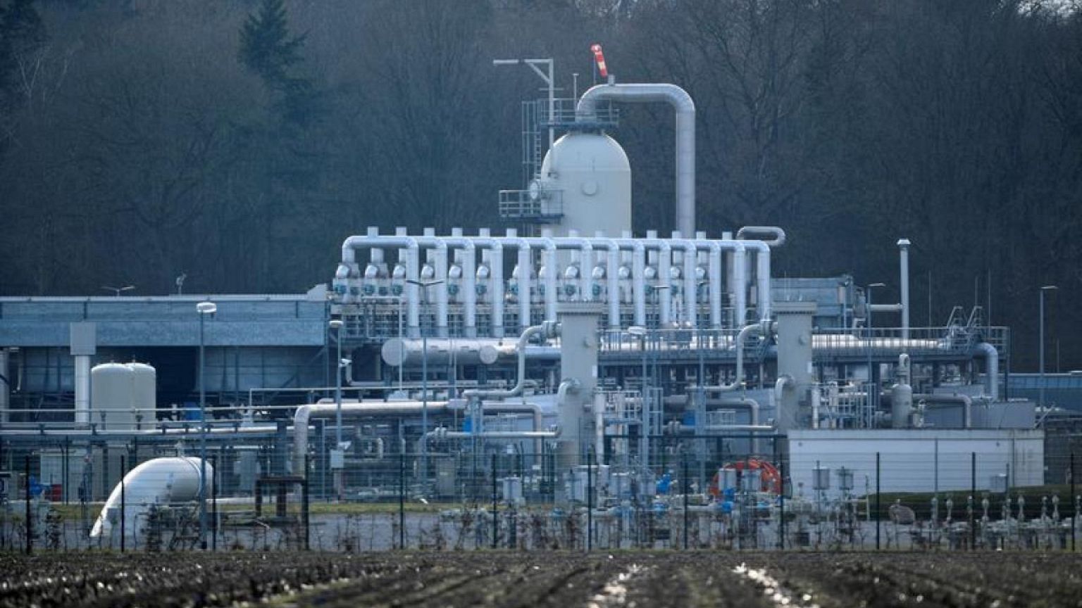 EU prepares Russian oil sanctions, warns against rouble gas payments