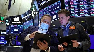 Wall Street abre al alza impulsado por acciones de la banca y Nike