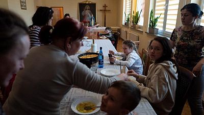 Sacerdote polaco reza por la paz mientras acoge a 24 refugiados ucranianos