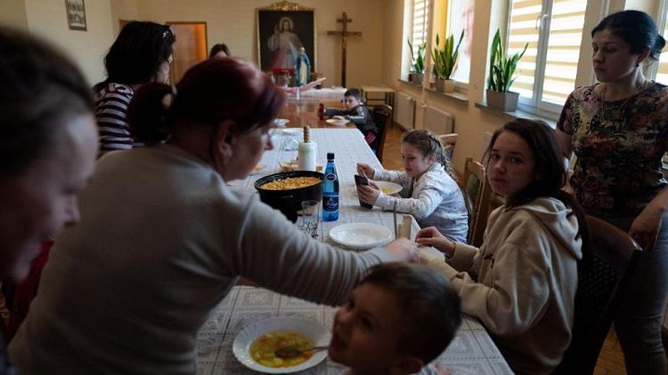 Sacerdote polaco reza por la paz mientras acoge a 24 refugiados ucranianos