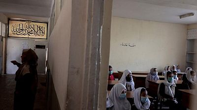 بكاء طالبات بعد تراجع طالبان عن فتح المدارس الثانوية للفتيات في أفغانستان