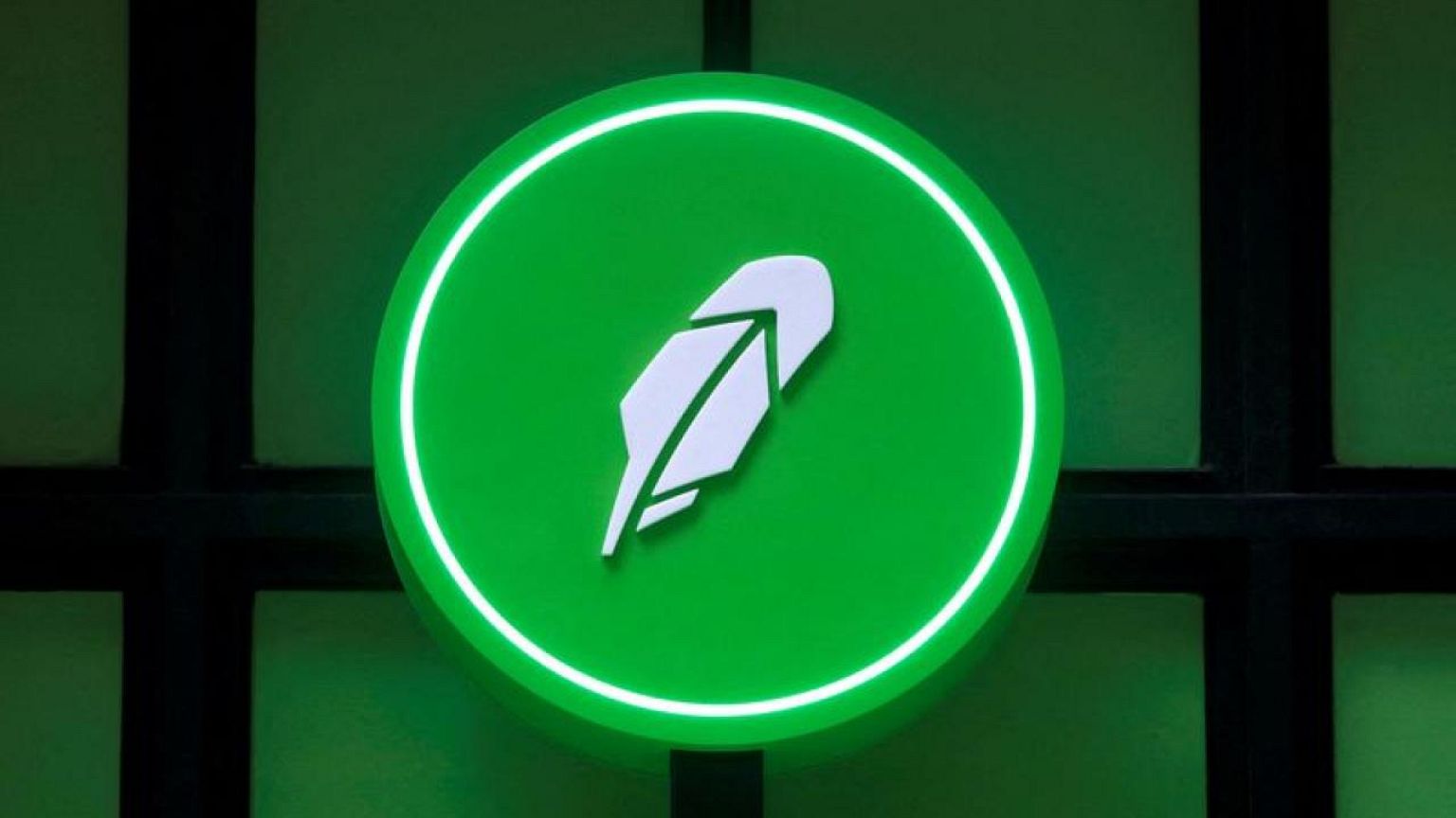 Robinhood ups fintech competition with new debit card launch