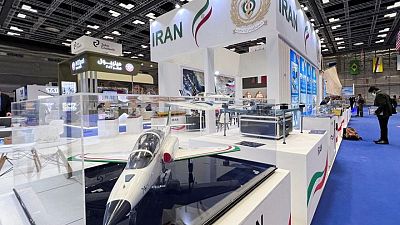 الحرس الثوري الإيراني يعرض نماذج صواريخ في معرض الدوحة