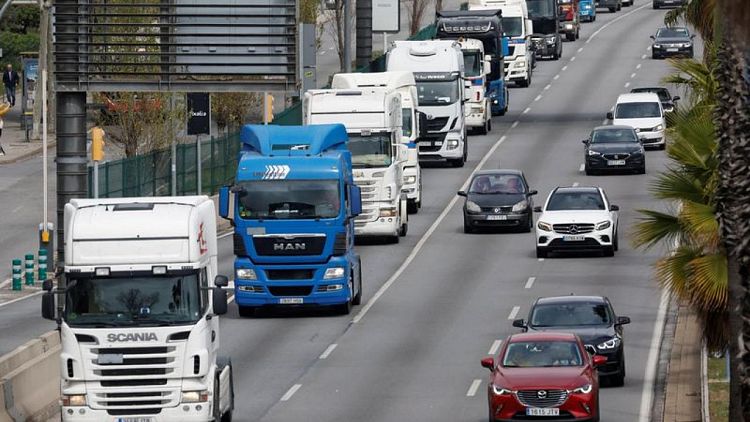 La huelga del transporte lleva a empresas españolas a considerar los despidos temporales