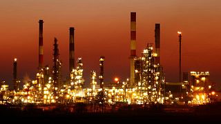 النفط يقفز 5% مع تزايد مخاوف الإمدادات بعد تعطل خط أنابيب بحر قزوين