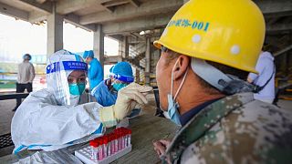 الصين تسجل 2054 إصابة جديدة بفيروس كورونا