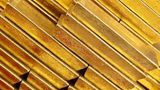 Oro se encamina a caída semanal tras alzas de tasas y avance del dólar Oro se encamina a caída semanal tras alzas de tasas y avance del dólar
